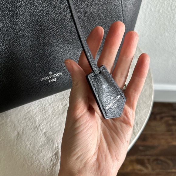 Like New LOUIS VUITTON Calfskin Lockme Cabas Black - Picture 2 of 10